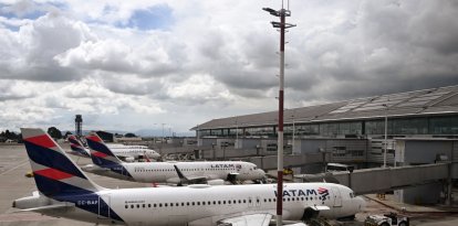 Aviones de la aerolínea LATAM en la pista del Aeropuerto Internacional El Dorado de Bogotá el 19 de mayo de 2025