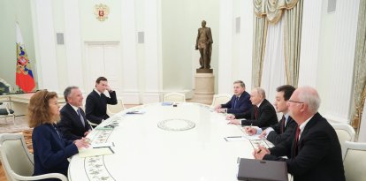 En esta fotografía compartida por la agencia estatal rusa Sputnik, el presidente de Rusia, se puede ver la reunión entre el presidente ruso Vladimir Putin, acompañado por el enviado económico del Kremlin, Kirill Dmitriev, y el asesor del Kremlin, Yuri Ushakov, con el enviado especial de Estados Unidos, Steve Witkoff, y el yerno del presidente estadounidense, Donald Trump, Jared Kushner, en el Kremlin en Moscú el 2 de diciembre de 2025.