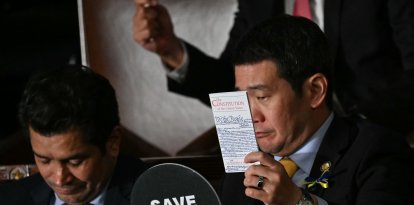 El congresista Dave Min en la Cámara/ Saul Loeb