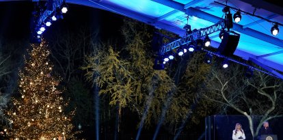 El presidente Donald Trump, junto a la primera dama Melania Trump, habla tras encender el Árbol Nacional de Navidad en la Elipse, el jueves 4 de diciembre de 2025, cerca de la Casa Blanca en Washington.