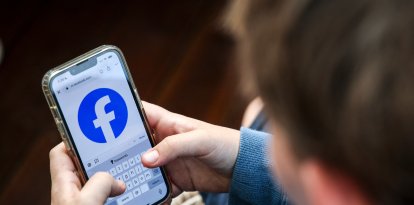 Adolescente utilizando Facebook/ David Gray