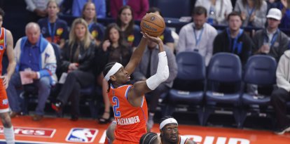 El escolta del Oklahoma City Thunder, Shai Gilgeous-Alexander (2), lanza contra los Phoenix Suns durante el primer cuarto en el Paycom Center.