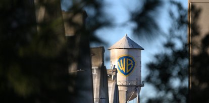 La torre de agua de WB se ve en Warner Bros.