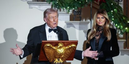 El presidente de los Estados Unidos, Donald J. Trump (izquierda), y la primera dama, Melania Trump (derecha), hacen declaraciones durante el Baile del Congreso en el Gran Vestíbulo de la Casa Blanca en Washington, D.C., EE. UU., el 11 de diciembre de 2025. Crédito: Shawn Thew / Pool vía CNP