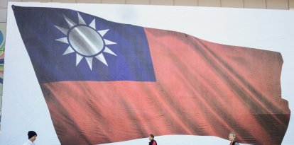 (Archivo) Imagen de una bandera de Taiwán en una plaza