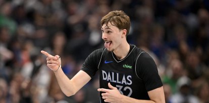 23 de diciembre de 2025; Dallas, Texas, EE. UU.; El alero de los Dallas Mavericks, Cooper Flagg (32), señala a su banquillo mientras celebra su anotación contra los Denver Nuggets durante el segundo cuarto en el American Airlines Center.