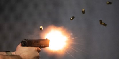 Disparo desde un arma de fuego semi-automática (Archivo)