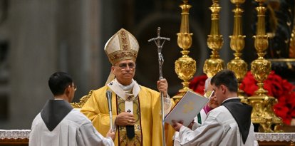 El Papa León XIV (C) oficia la misa de Nochebuena en la Basílica de San Pedro del Vaticano