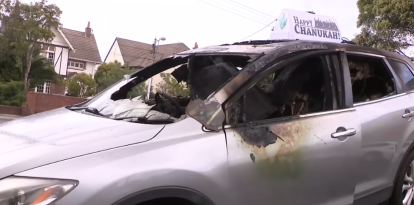 Captura de pantalla de una grabación del auto de un rabino incendiado en Melbourne
