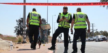 La policía israelí acordonó el lugar donde se produjo un presunto atropello con vehículo en la ciudad de Kfar Yona, en el centro de Israel, el 24 de julio de 2025. Ocho personas fueron trasladadas al hospital después de que un coche se estrellara contra una parada de autobús en el centro de Israel el 24 de julio, en lo que se sospecha que fue un ataque con coche, según informaron los servicios de emergencia. El coche fue abandonado y posteriormente recuperado, y se está buscando al conductor con helicópteros, motos y una unidad canina especializada, añadió la policía.