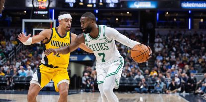 El base/delantero de los Boston Celtics, Jaylen Brown (7), dribla el balón mientras el base/delantero de los Indiana Pacers, Andrew Nembhard (2), defiende en la segunda mitad en el Gainbridge Fieldhouse.