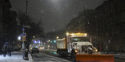 Quitanieves retiran la nieve el 26 de diciembre de 2025 en Nueva York.
Nueva York, la ciudad más grande de Estados Unidos, se preparaba para recibir hasta 25 centímetros de nieve durante la noche, la mayor cantidad en cuatro años.