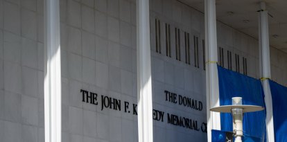 Equipos de trabajo añaden el nombre "Donald J. Trump" al Kennedy Center for the Performing Arts en Washington, D.C., el 19 de diciembre de 2025.