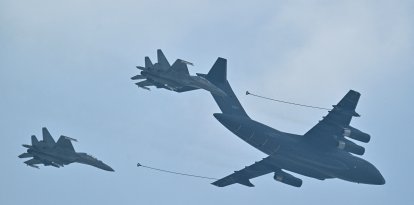 Aviones militares chinos vuelan en formación durante un desfile militar / Hector Retamal