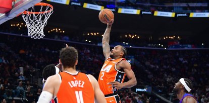 El alero de Los Angeles Clippers Kawhi Leonard (2) encesta una canasta contra los Detroit Pistons durante la primera mitad en el Intuit Dome.