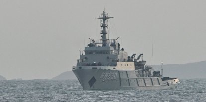 Un barco chino es visto en aguas cercanas a la isla de Pingtan, el punto más cercano a Taiwán, en la provincia de Fujian, al este de China, el 29 de diciembre de 2025. China inició maniobras militares con fuego real alrededor de Taiwán el 29 de diciembre, que según dijo simularían un bloqueo de los principales puertos de la isla autónoma, lo que llevó a Taipéi a condenar la «intimidación militar» de Pekín.