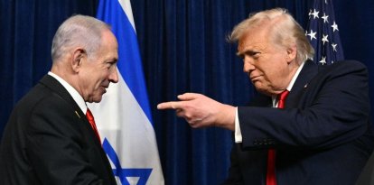 Donald Trump y Benjamin Netanyahu se estrechan la mano