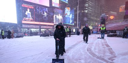 Trabajadores limpian la nieve en las calles de Nueva York