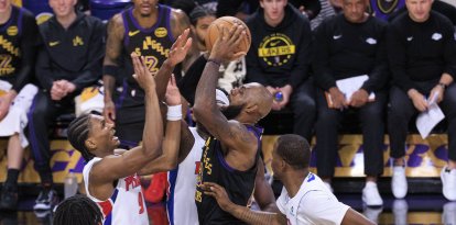 LeBron James, número 23 de Los Angeles Lakers, intenta encestar por encima de Ausar Thompson, número 9 de Detroit Pistons, durante el partido de la temporada regular de la NBA celebrado el martes 30 de diciembre de 2025 en el Crypto.com Arena de Los Ángeles, California. LeBron James, número 23, celebra hoy su 41.º cumpleaños.