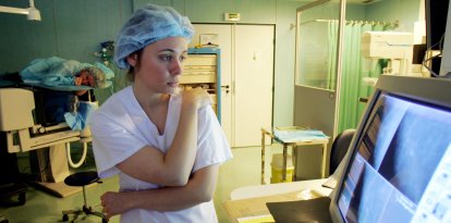 Una enfermera estudia una mamografía-Imagen de Archivo