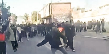 Manifestantes atacan edificio estatal en Fasa durante protestas nacionales iraníes