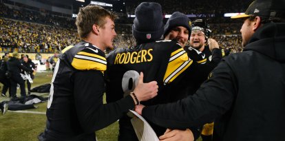 Jan 04, 2025: Aaron Rodgers #8 celebrates the win after the Pittsburgh Steelers vs Baltimore Ravens game in Pittsburgh, PA. Jason Pohuski/CSM (Credit Image: © Jason Pohuski/CSM via ZUMA Press Wire)
