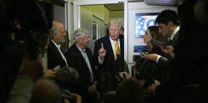 El presidente de los Estados Unidos, Donald Trump (C-R), acompañado por el senador Lindsey Graham, republicano por Carolina del Sur, habla con los periodistas a bordo del Air Force One de regreso a Washington, D.C., el 4 de enero de 2026. El presidente Trump regresa a D.C. después de pasar las vacaciones en su residencia Mar-a-Lago en Palm Beach, Florida.