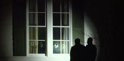 Agentes revisan la vivienda de Vance en Ohio tras el ataque