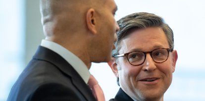 Mike Johnson conversa con Hakeem Jeffries/ Saul Loeb