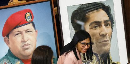 Delcy Rodríguez junto a los retratos de Chávez y Bolívar.