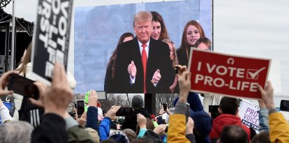 Manifestantes provida escuchan al presidente estadounidense Donald Trump durante su discurso en la 47.ª «Marcha por la Vida» anual celebrada en Washington D. C. el 24 de enero de 2020. Trump es el primer presidente estadounidense que se dirige en persona a la mayor concentración anual de activistas provida del país.