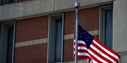 Una bandera ondea en las afueras del Metropolitan Detention Center, (MDC) en Brooklyn