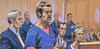 Este boceto de la sala del tribunal muestra al depuesto presidente de Venezuela, Nicolás Maduro (2.º por la izq.), y a su esposa, Cilia Flores, asistiendo a su comparecencia ante el Tribunal Federal Daniel Patrick Moynihan el 5 de enero de 2026 en Nueva York, con los abogados defensores Barry Pollack (izq.) y Mark Donnelly (2.º por la der.).