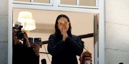 María Corina Machado saluda a sus partidarios desde un balcón del Gran Hotel de Oslo, Noruega