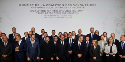 (Primera fila, de izquierda a derecha) El presidente del Consejo Europeo, Antonio Costa; el primer ministro de Polonia, Donald Tusk; el primer ministro de Eslovenia, Robert Golob; el presidente de Ucrania, Volodymyr Zelensky; el presidente de Francia, Emmanuel Macron; el primer ministro británico, Keir Starmer; la primera ministra italiana, Giorgia Meloni; la presidenta de la Comisión Europea, Ursula Von der Leyen, y el enviado especial de Estados Unidos, Steve Witkoff. (fila trasera) El primer ministro de Croacia, Andrej Plenkovic, el primer ministro de Albania, Edi Rama, el presidente del Gobierno de España, Pedro Sánchez, el primer ministro de Suecia, Ulf Kristersson, el presidente de Finlandia, Alexander Stubb, el presidente de Rumanía, Nicusor Dan, y la primera ministra de Dinamarca, Mette Frederiksen, posan para una foto de familia en el Palacio del Elíseo de París, el 6 de enero de 2026, al margen de la cumbre de la Coalición de Voluntarios sobre garantías de seguridad para Ucrania. La cumbre del grupo de partidarios de Ucrania, denominada «Coalición de los Dispuestos», es la última de varias reuniones previstas para el nuevo año, ya que los esfuerzos diplomáticos para poner fin al conflicto más mortífero de Europa desde la Segunda Guerra Mundial se han acelerado en las últimas semanas. (Foto de Ludovic MARIN / POOL / AFP)