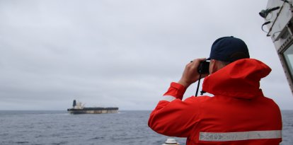 Un miembro de la tripulación del buque guardacostas Munro (WMSL 755) observa el petrolero Bella 1 en el océano Atlántico Norte, el 6 de enero de 2026. La tripulación del Munro vigiló el buque hasta que fue apresado por fuerzas especializadas desplegadas por la Guardia Costera, con el apoyo del Departamento de Guerra, después de que el Bella 1 violara las sanciones de Estados Unidos y se resistiera a los intentos iniciales de abordaje frente a la costa de Venezuela a finales de diciembre. (Foto de la Guardia Costera de los Estados Unidos)

Un miembro de la tripulación del buque guardacostas Munro (WMSL 755) observa el petrolero Bella 1 en el océano Atlántico Norte, el 6 de enero de 2026. La tripulación del Munro vigiló el buque hasta que fue apresado por fuerzas especializadas desplegadas por la Guardia Costera, con el apoyo del Departamento de Guerra, después de que el Bella 1 violara las sanciones de Estados Unidos y se resistiera a los intentos iniciales de abordaje frente a la costa de Venezuela a finales de diciembre. (Foto de la Guardia Costera de los Estados Unidos)