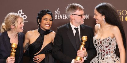 Los ganadores a la Mejor Película posan en la sala de prensa