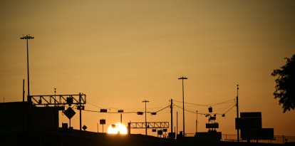El sol sale mientras los vehículos viajan durante la hora pico de la mañana en Houston, Texas, el 8 de abril de 2025.
