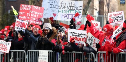 Las enfermeras se reúnen durante la huelga frente al Hospital Mount Sinai