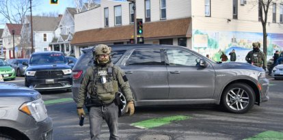 Agentes del ICE patrullan mientras buscan detener a personas indocumentadas