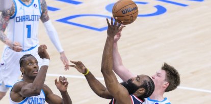 James Harden, número 1 de Los Angeles Clippers, lanza un tiro por encima de Sion James, número 4, y Moussa Diabate, número 14, de Charlotte Hornets, durante un partido de la temporada regular de la NBA 2025, el lunes 12 de enero de 2026, en el Intuit Dome Arena de Inglewood, California. Harden alcanzó los 28 598 puntos en su carrera, superando a Shaquille O'Neal y situándose en el noveno puesto de la lista de máximos anotadores de la NBA.