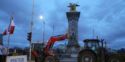 Una pancarta en un tractor reza "Macron traición"