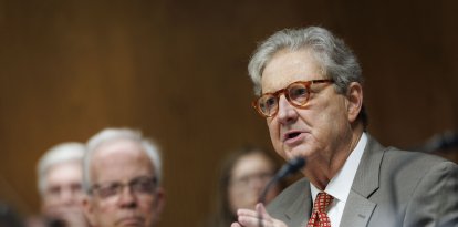 El senador estadounidense John Kennedy, republicano por Luisiana, habla durante una audiencia del Comité de Asignaciones del Senado con el director de los Institutos Nacionales de Salud (NIH) de EE. UU., Jayanta (Jay) Bhattacharya, en el Capitolio, en Washington D. C., el 10 de junio de 2025. Cientos de trabajadores de los NIH firmaron una carta dirigida al director Bhattacharya el 9 de junio, en la que protestaban abiertamente por los recortes de la administración Trump a la agencia, que «socavan la misión de los NIH» y «perjudican la salud de los estadounidenses y de personas de todo el mundo».
