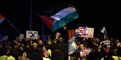 Manifestación frente al Villa Park de Birmingham.