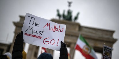 Una pancarta reza "¡Los mulás deben irse!" en Berlín.