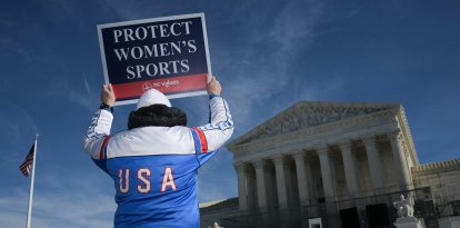 Manifestantes afuera de la Corte Suprema/ Oliver Contreras