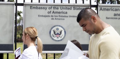 Personas solicitando visa para EEUU en una embajada norteamericana en Colombia (Archivo)