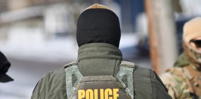 Agente del ICE durante una operación de control migratorio en Minneapolis