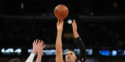 El pívot de los Chicago Bulls Nikola Vucevic (9) anota un triple durante la primera parte del partido de baloncesto de la NBA contra los Utah Jazz, el miércoles 14 de enero de 2026, en Chicago.