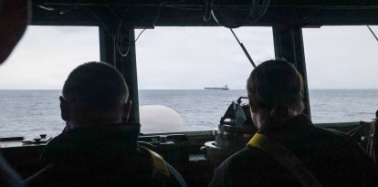 El USS Paul Ignatius (DDG 117) realiza operaciones marítimas en apoyo a la incautación del M/V Bella 1 en el Atlántico Norte, el 7 de enero de 2025. La operación se llevó a cabo en coordinación con el Departamento de Justicia, el Departamento de Seguridad Nacional y el Departamento de Guerra por violaciones a las sanciones estadounidenses.